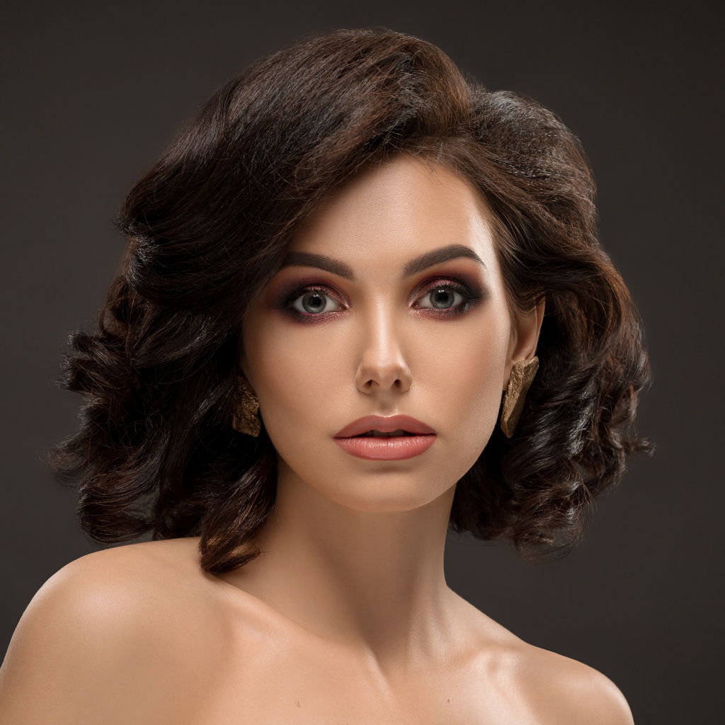 Красивая стильная девушка с прической на голове