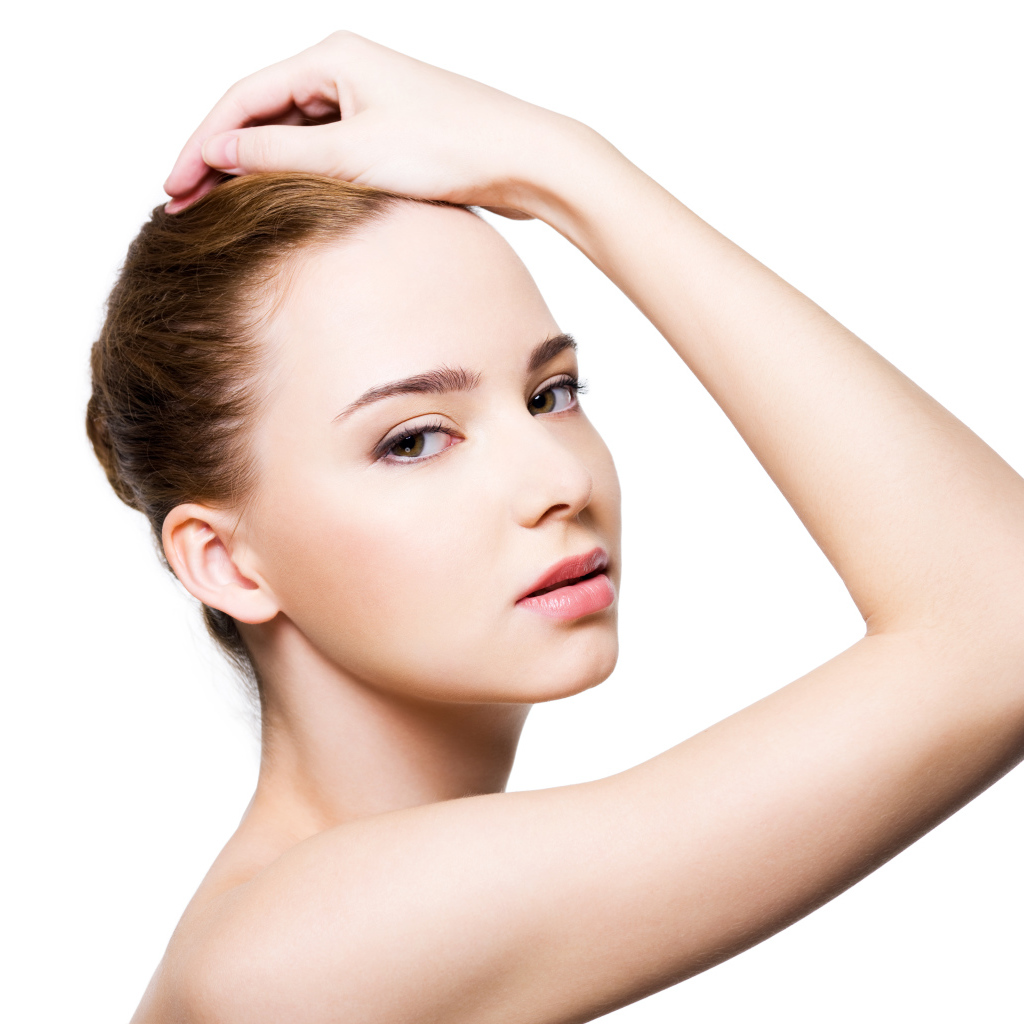 Красивая нежная девушка с рукой в волосах