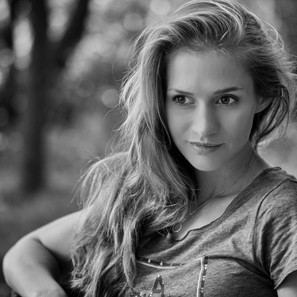 Черно-белое фото красивой девушки 