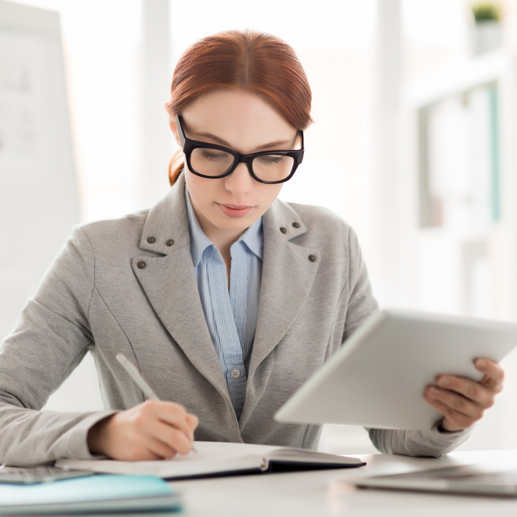 Деловая женщина в костюме за столом 