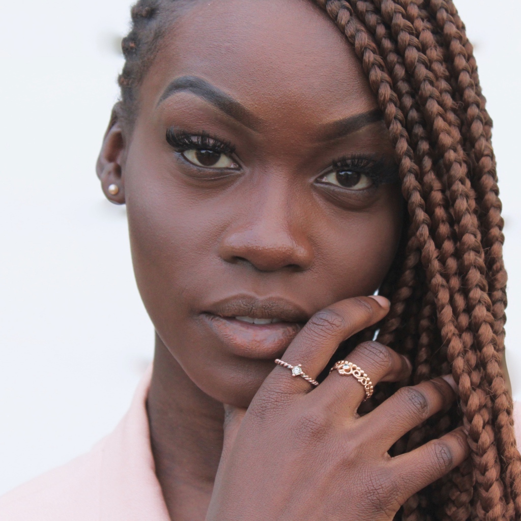 Темнокожая девушка с косичками крупным планом