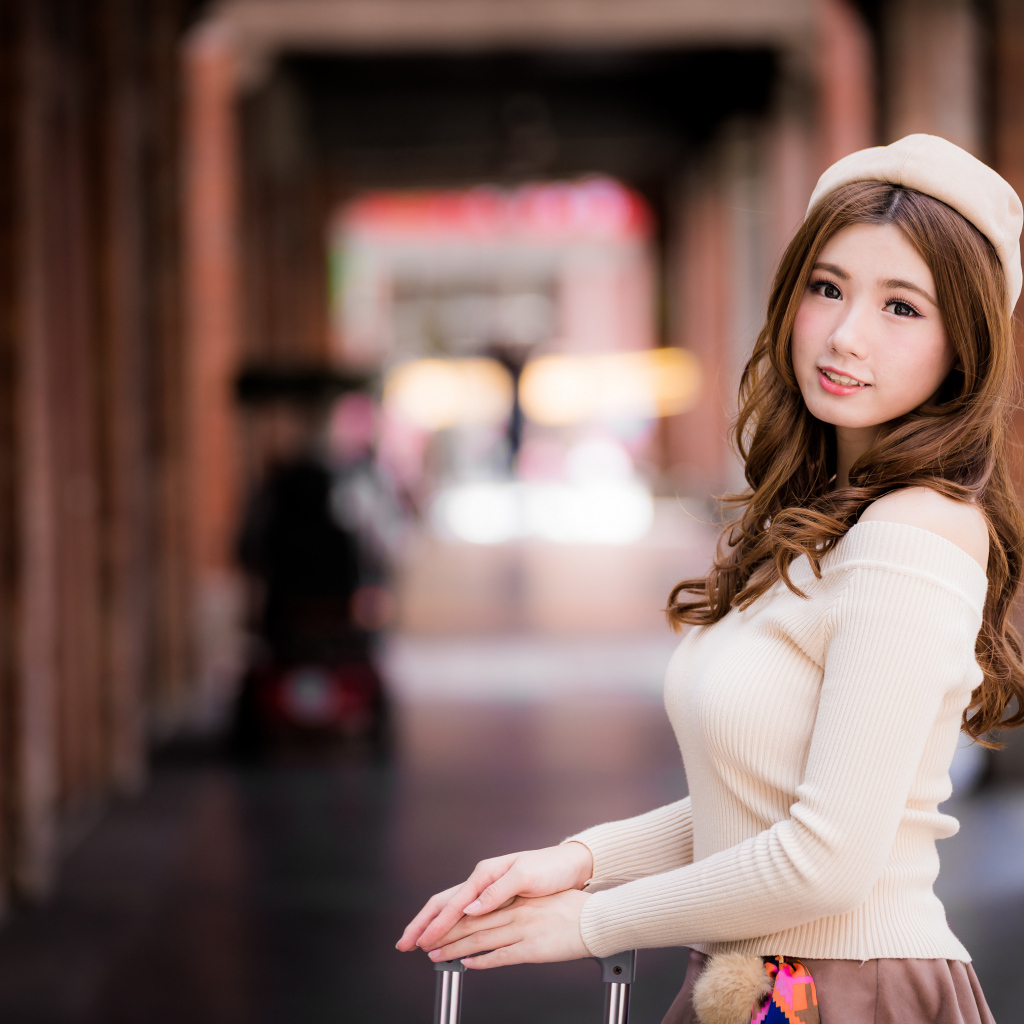 Милая азиатка в берете на вокзале