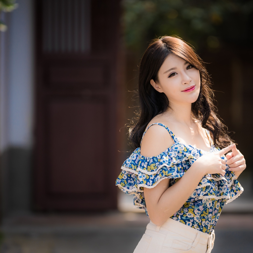 Милая девушка азиатка с длинными волосами