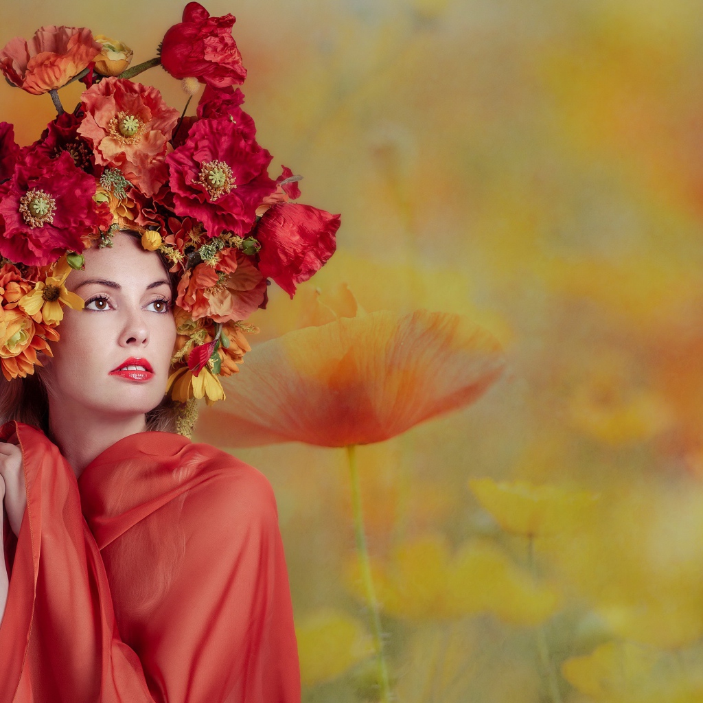 Милая девушка с венком из красных маков на голове
