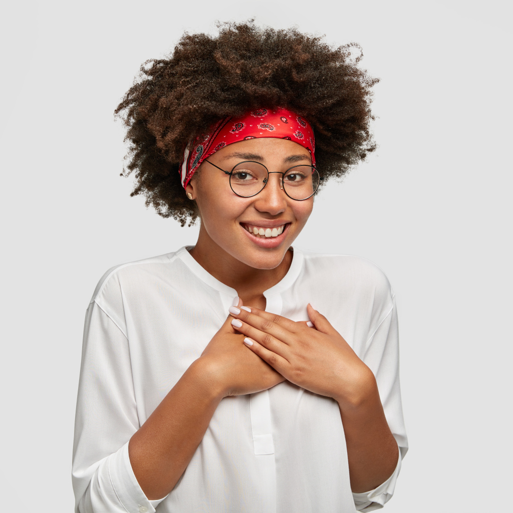 Милая девушка в очках в белой рубашке 