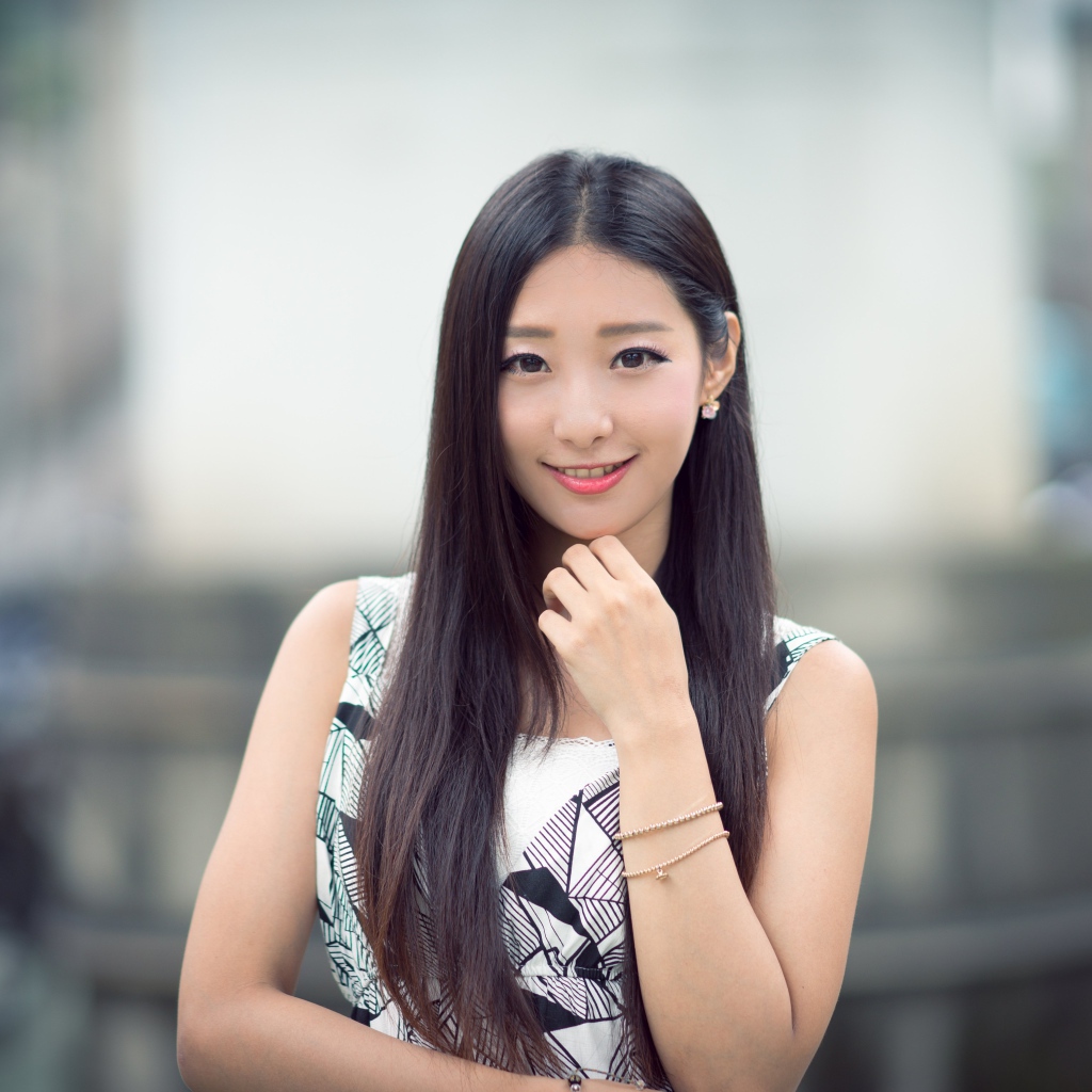 Милая длинноволосая девушка азиатка с красивой улыбкой 