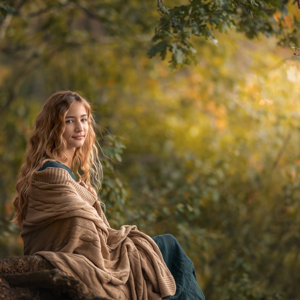 Милая длинноволосая девушка в теплой накидке 