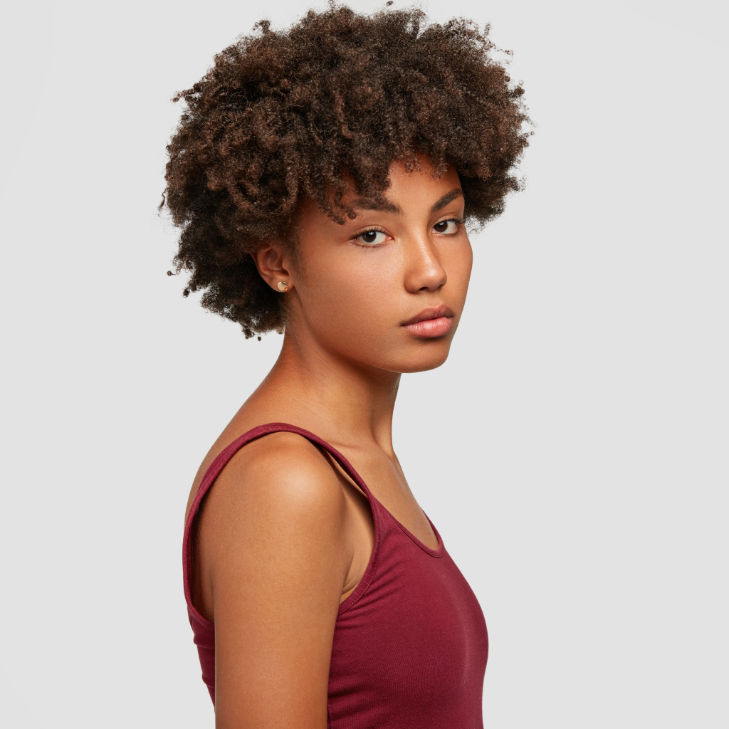 Милая девушка мулатка в красной майке