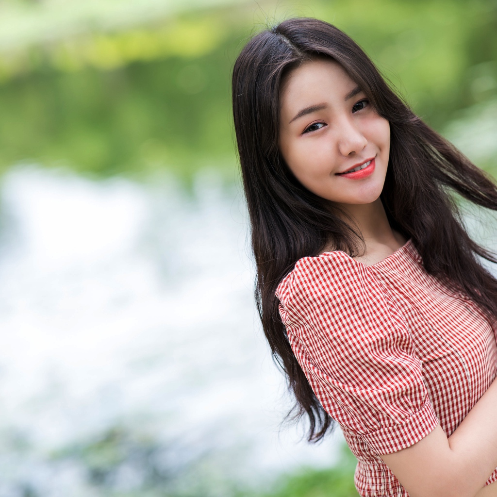 Милая улыбка молодой длинноволосой азиатки