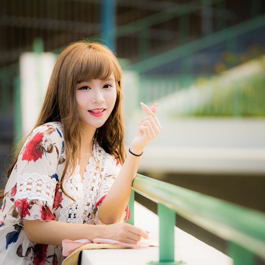 Милая улыбающаяся азиатка в платье 