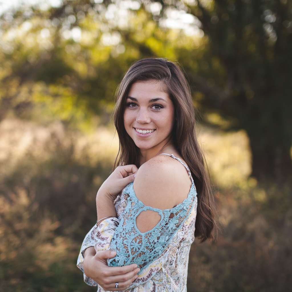 Милая улыбающаяся девушка в лесу 