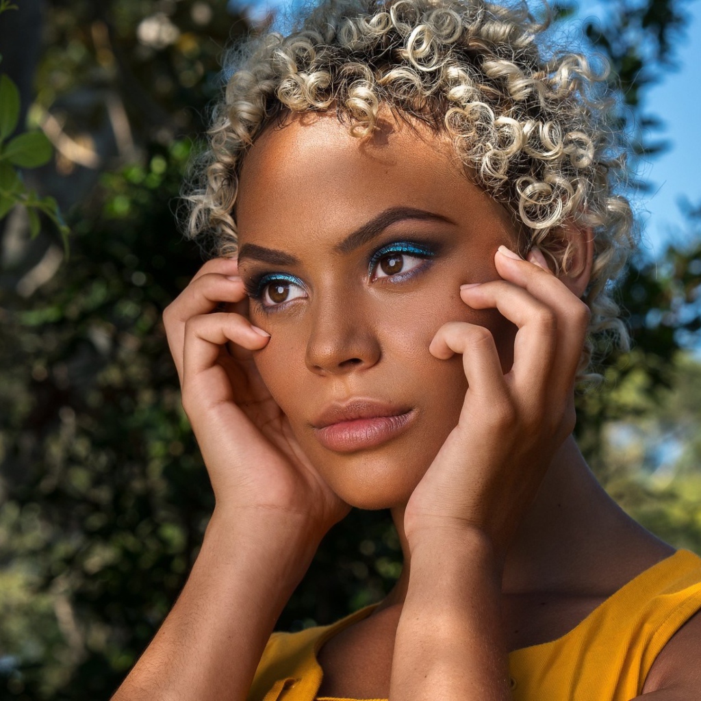 Темнокожая девушка с кудрявыми волосами