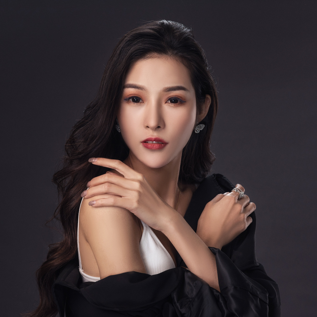 Нежная длинноволосая азиатка на сером фоне