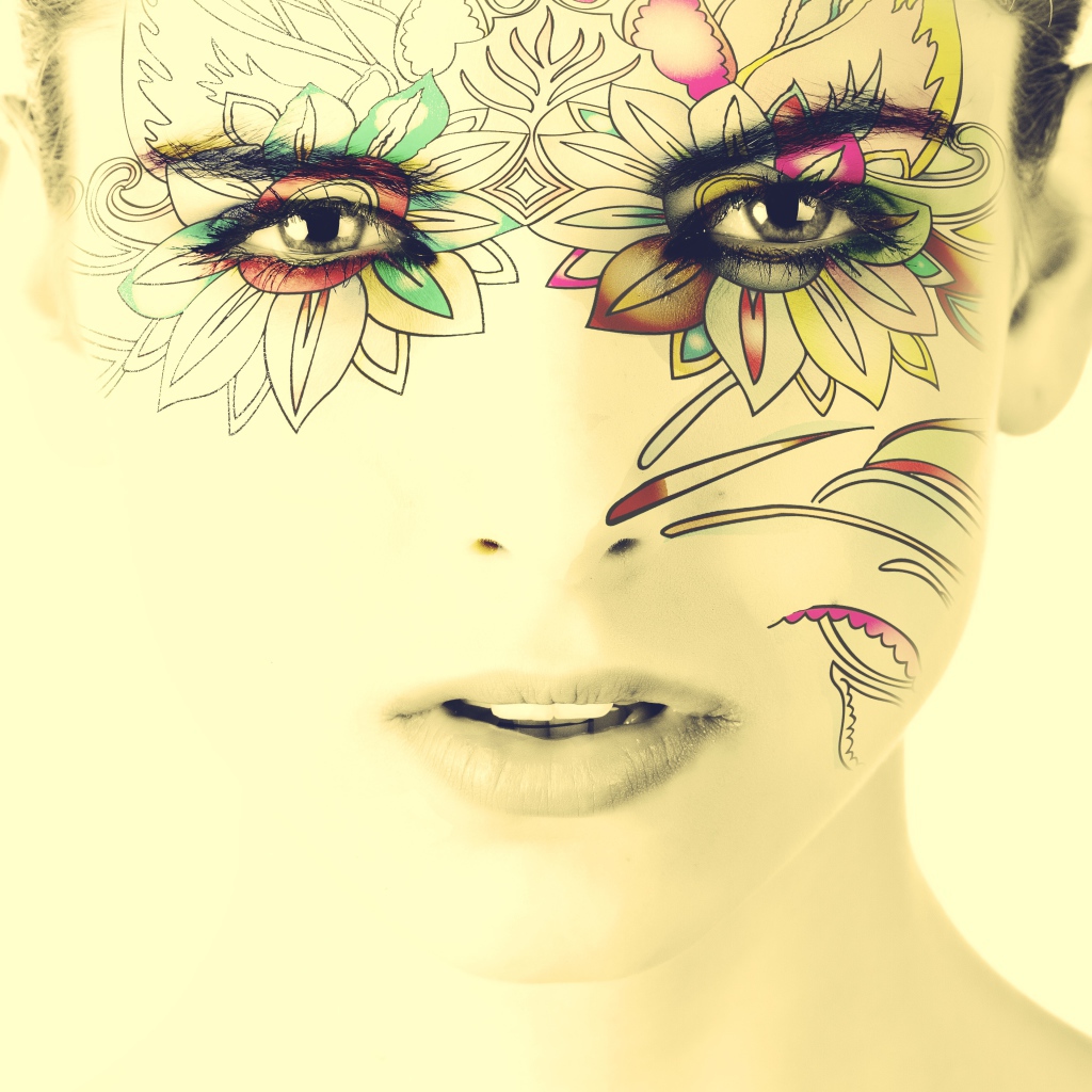 Рисунок на лице у девушки на белом фоне