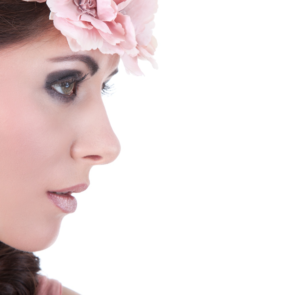 Лицо красивой девушка на белом фоне