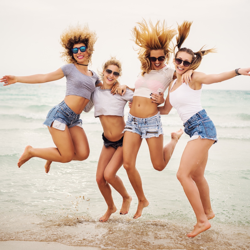 Четыре веселые девушки на берегу моря