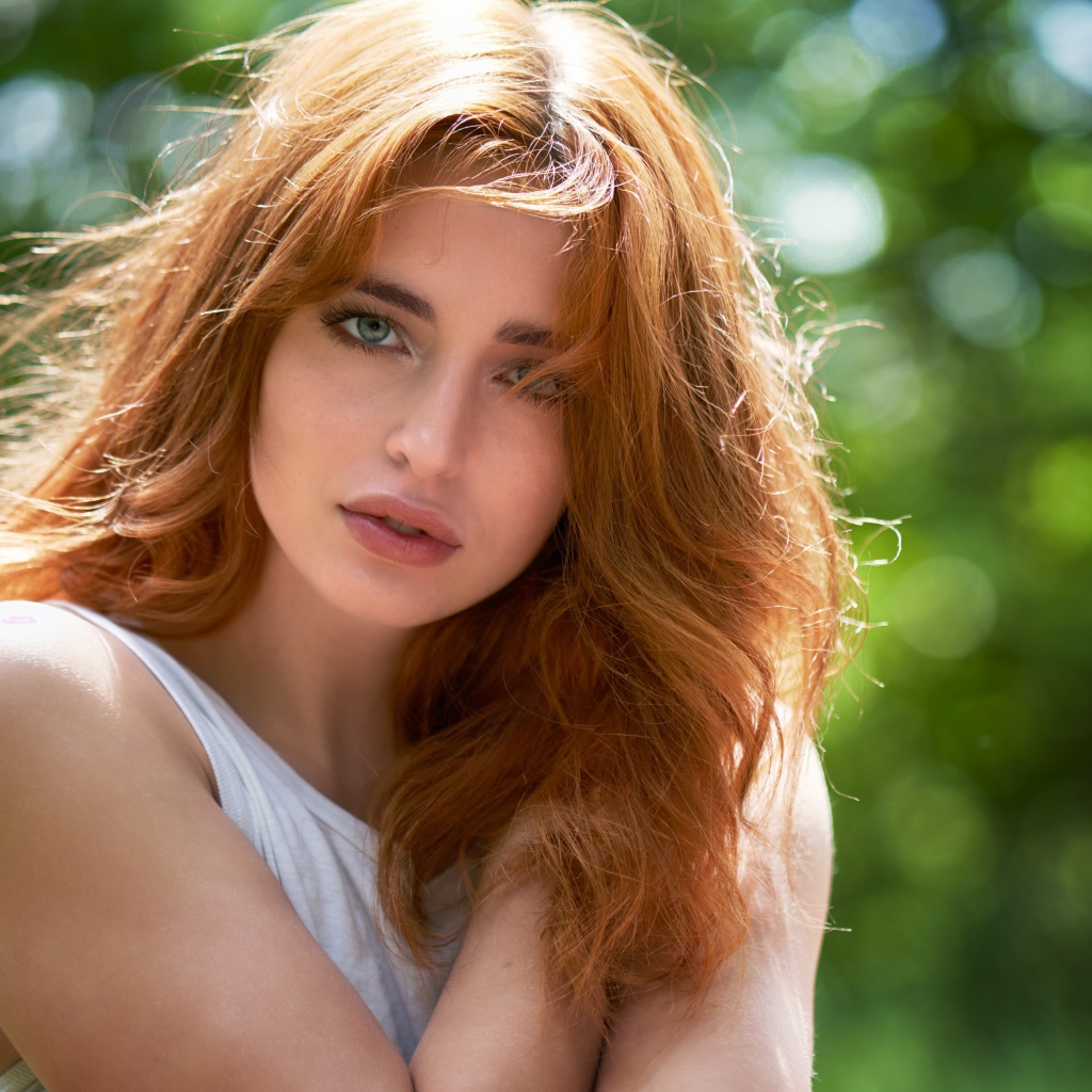 Нежная зеленоглазая девушка с рыжими волосами