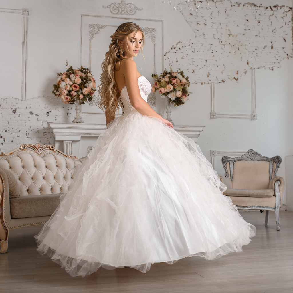 Девушка невеста в красивом белом платье 
