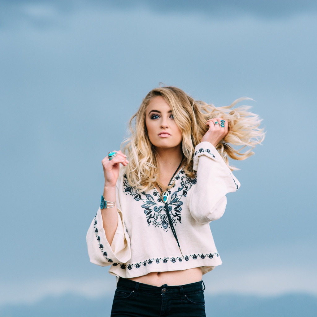 Девушка в красивой рубашке на фоне неба 