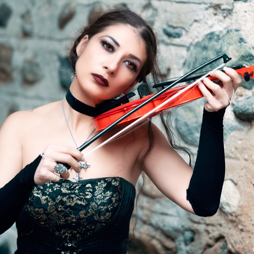 Девушка в черном платье со скрипкой в руке 