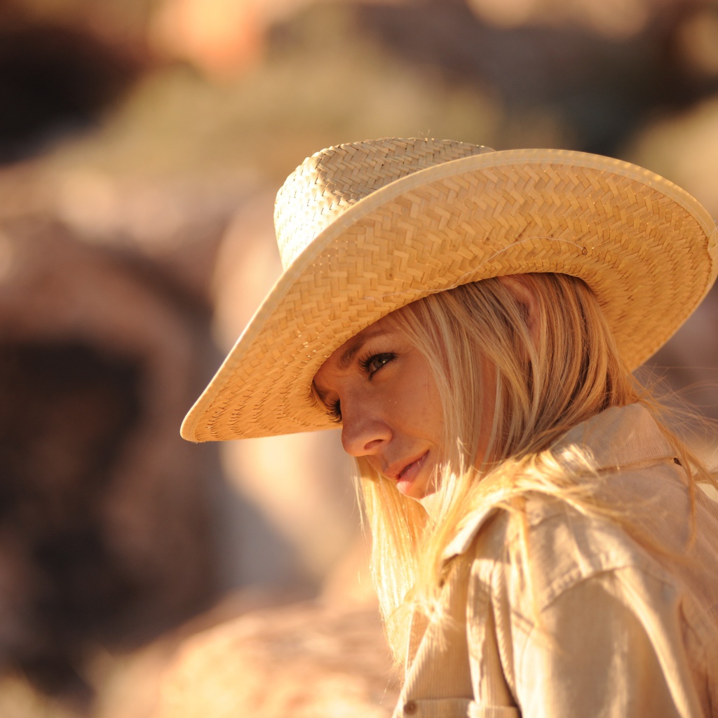 Девушка в ковбойской соломенной шляпе 