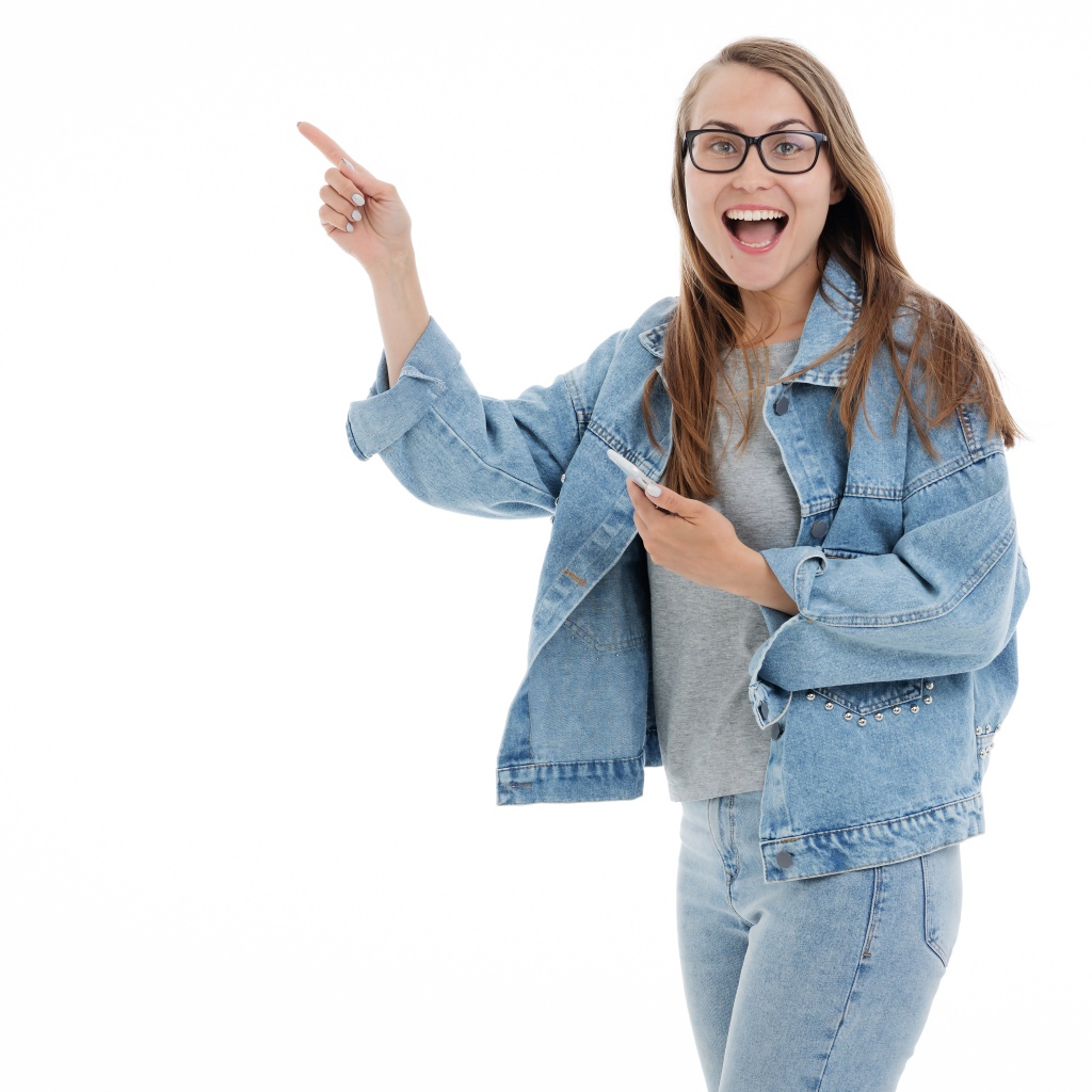 Девушка в джинсовом костюме в очках на белом фоне