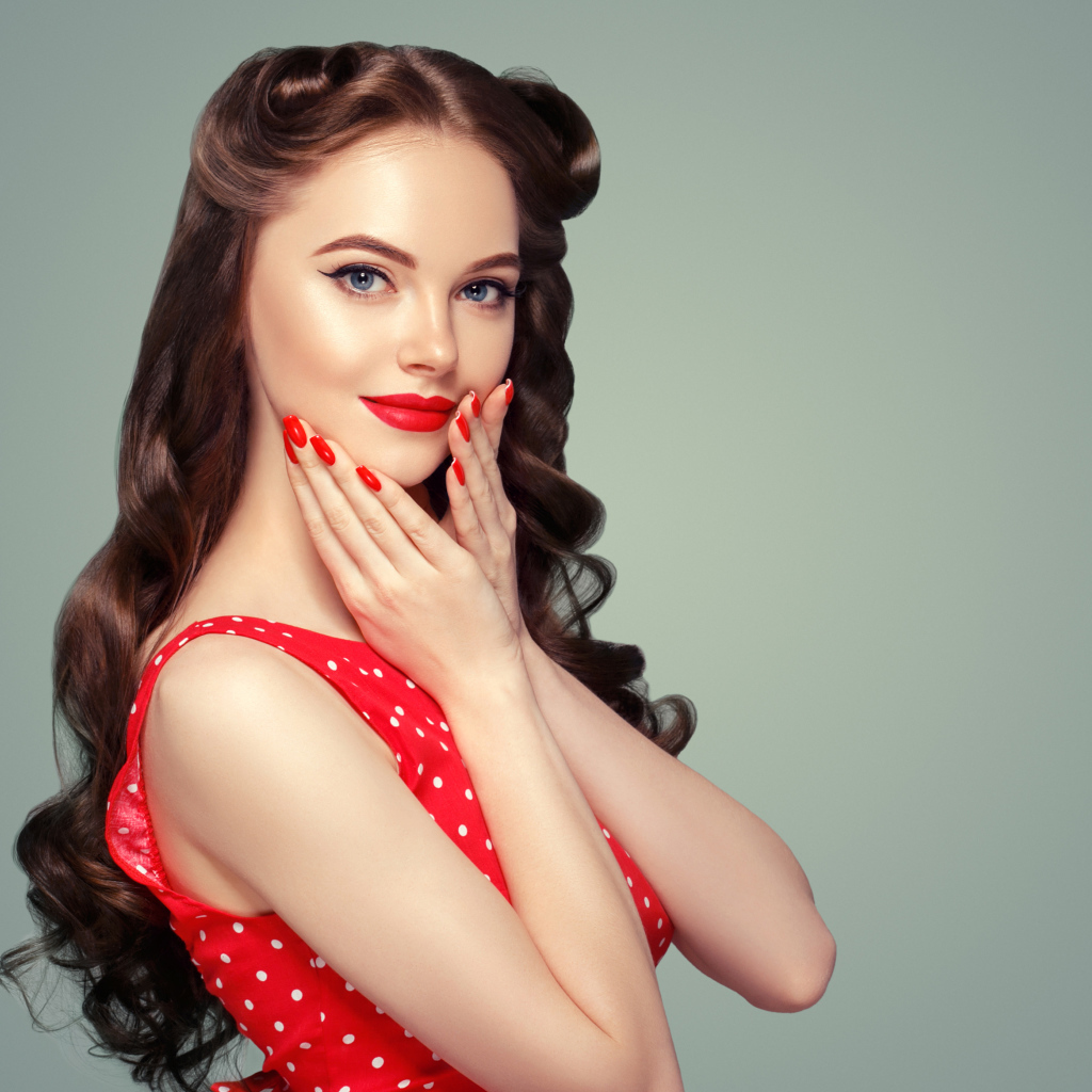 Девушка в красном платье с красивыми длинными волосами