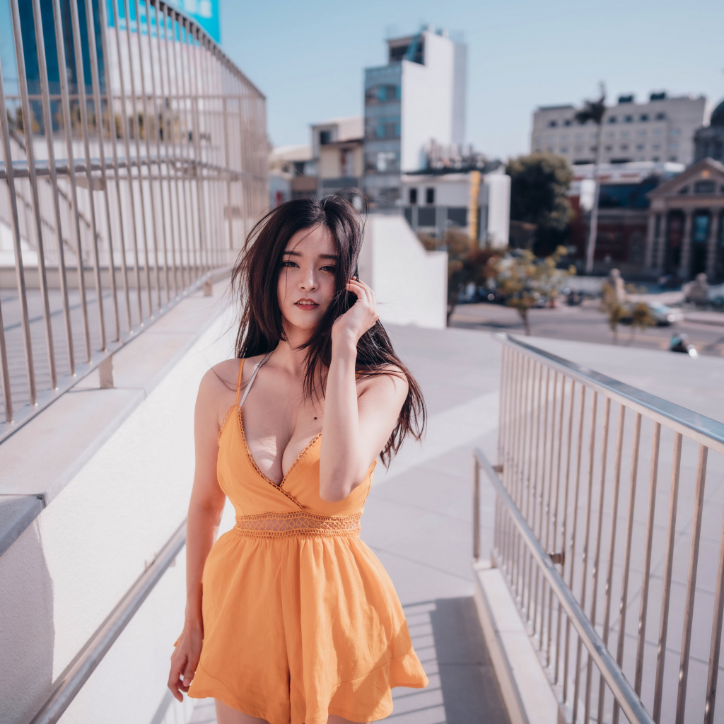 Девушка в коротком платье у перил 