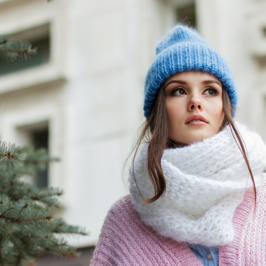 Девушка  в теплой голубой шапке с белым шарфом