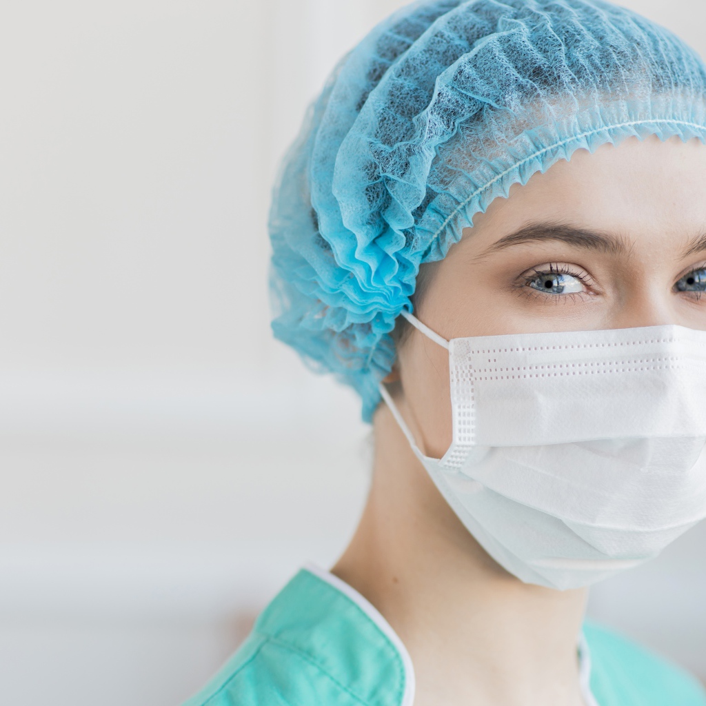 Девушка медсестра в маске в больнице 