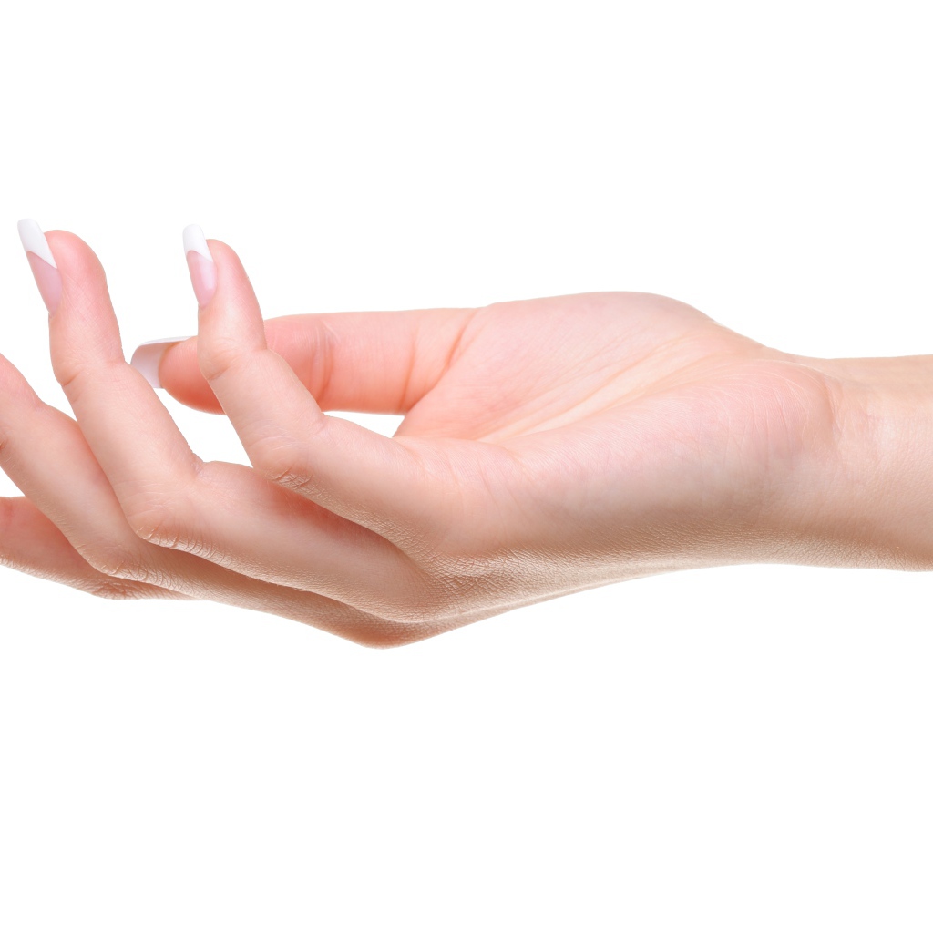 Рука девушки с красивым маникюром 