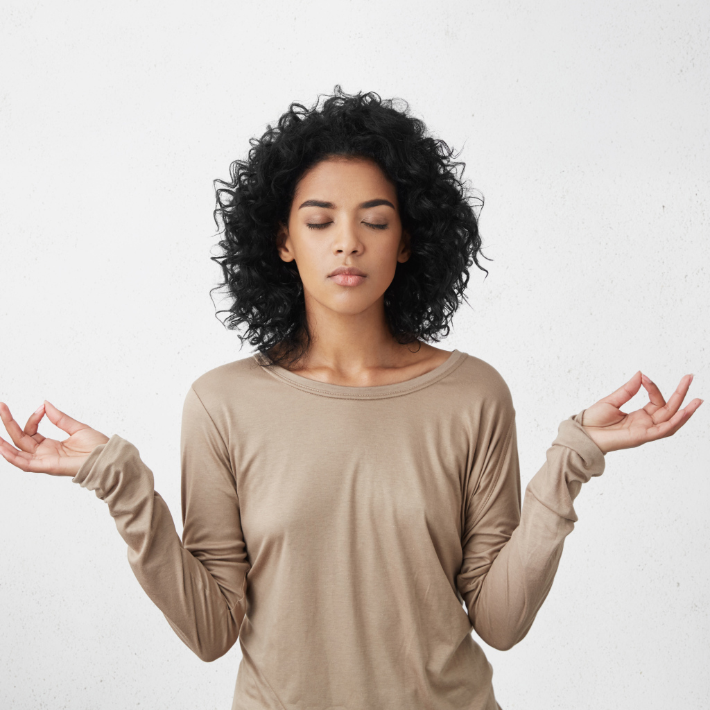 Девушка с закрытыми глазами медитирует 