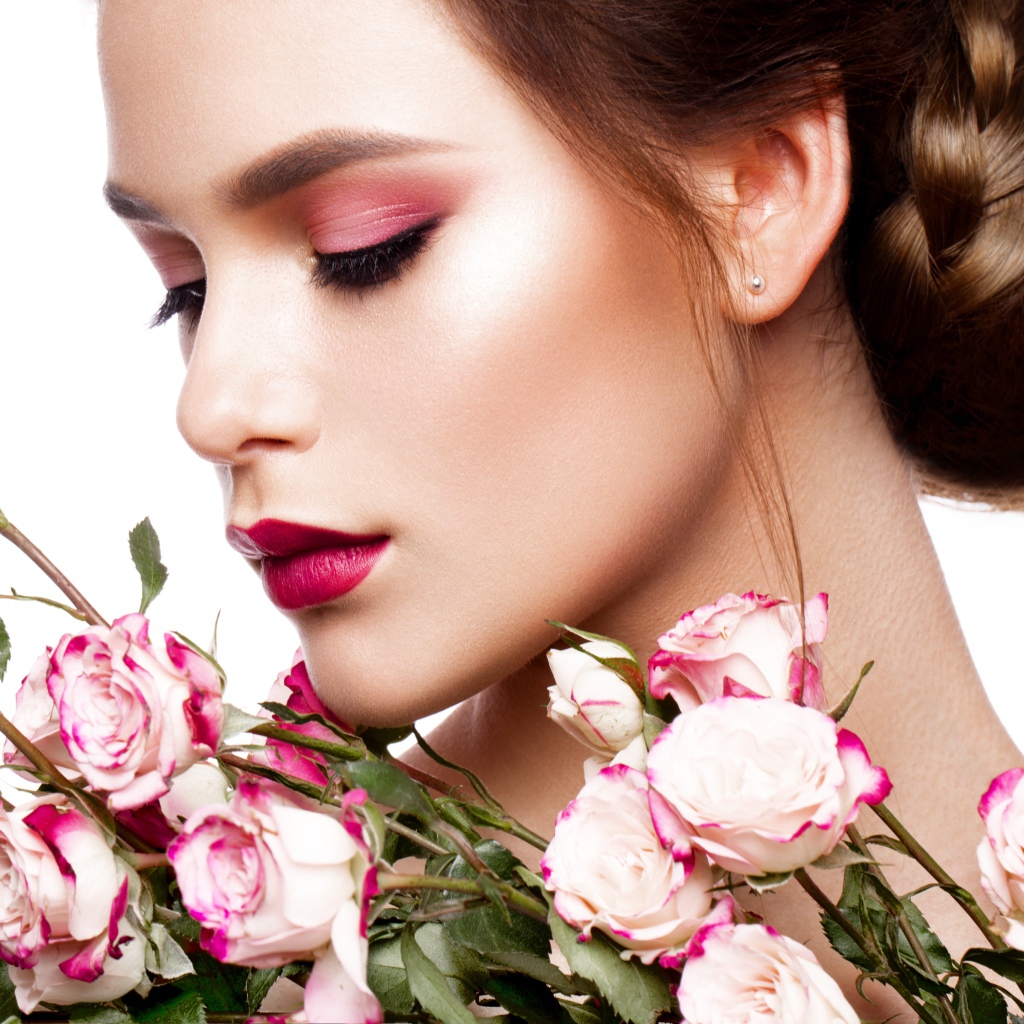 Девушка с нежным макияжем с букетом роз в руках
