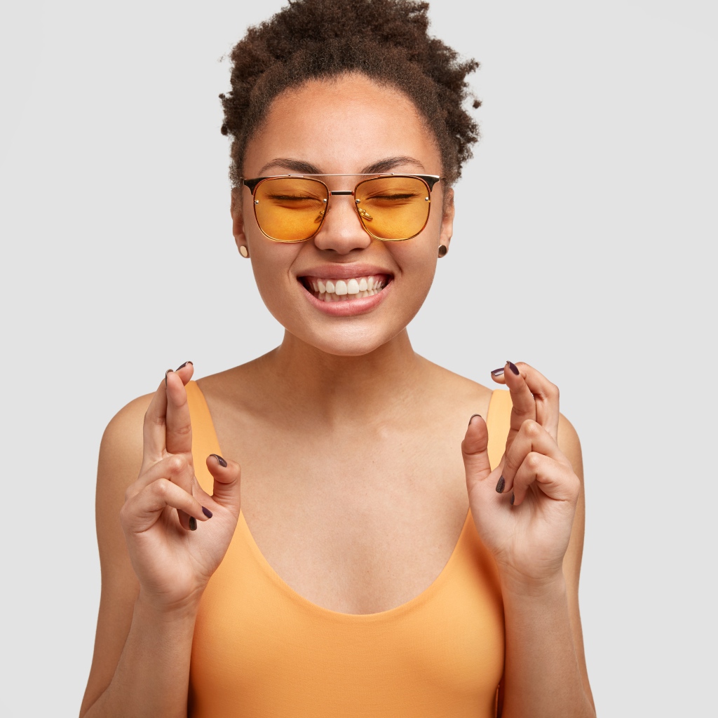 Девушка в очках загадывает желание 