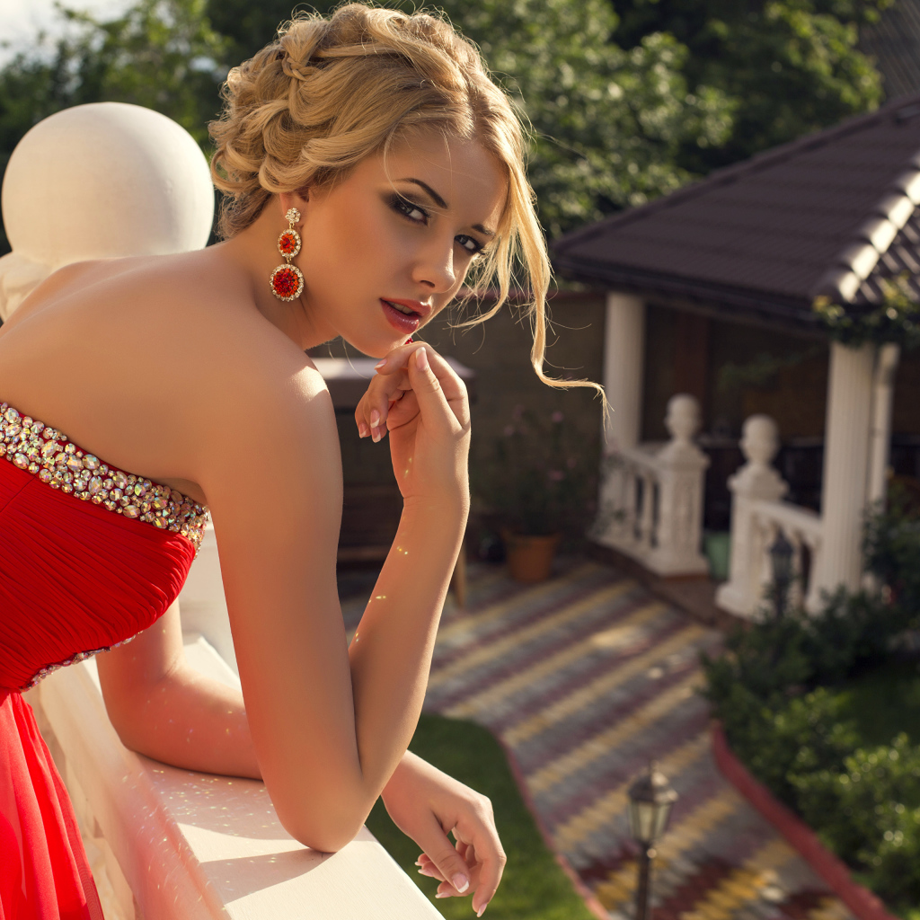 Девушка с прической в красивом красном платье