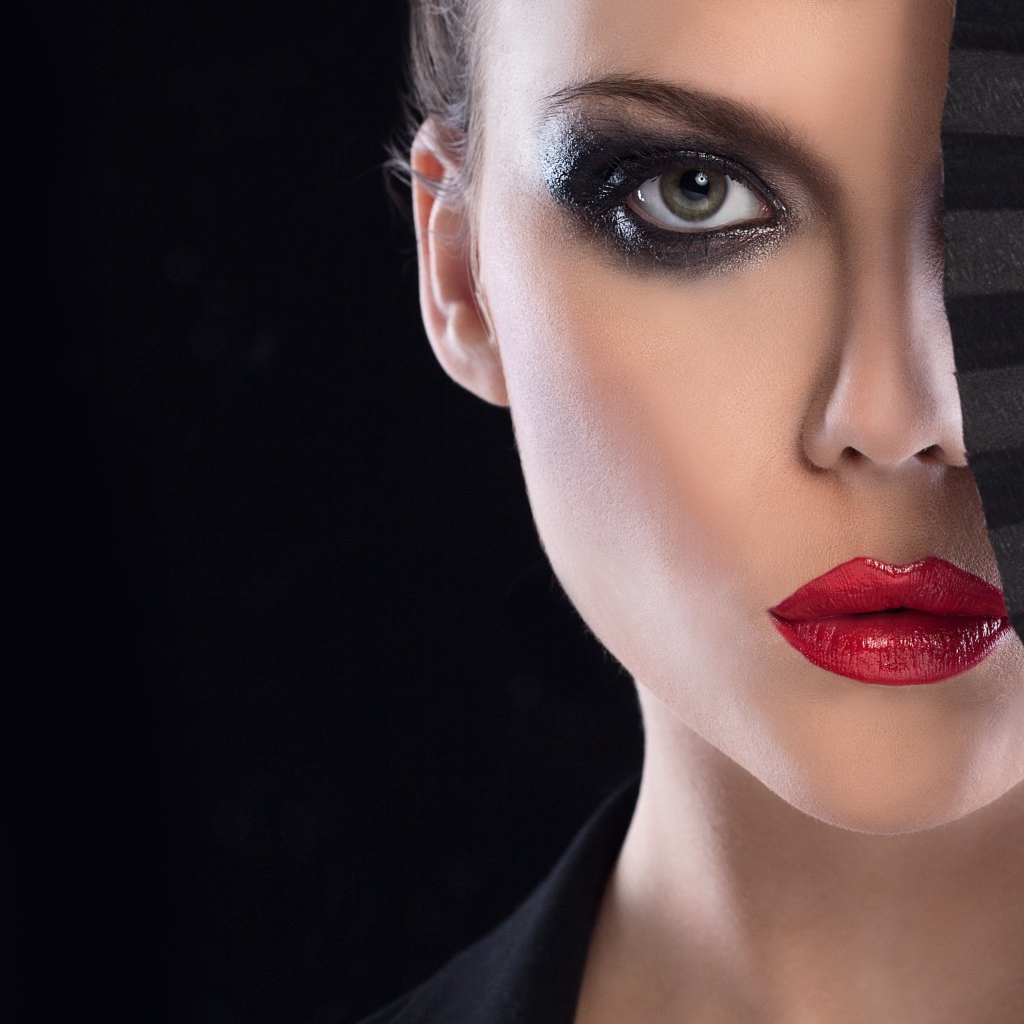 Девушка с макияжем закрывает лицо веером