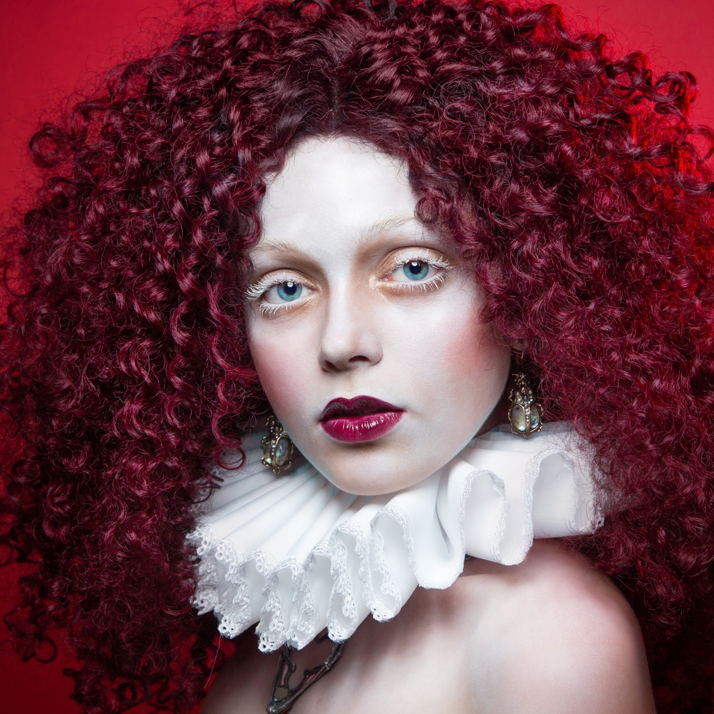 Девушка с красными кудрявыми волосами с белым воротником