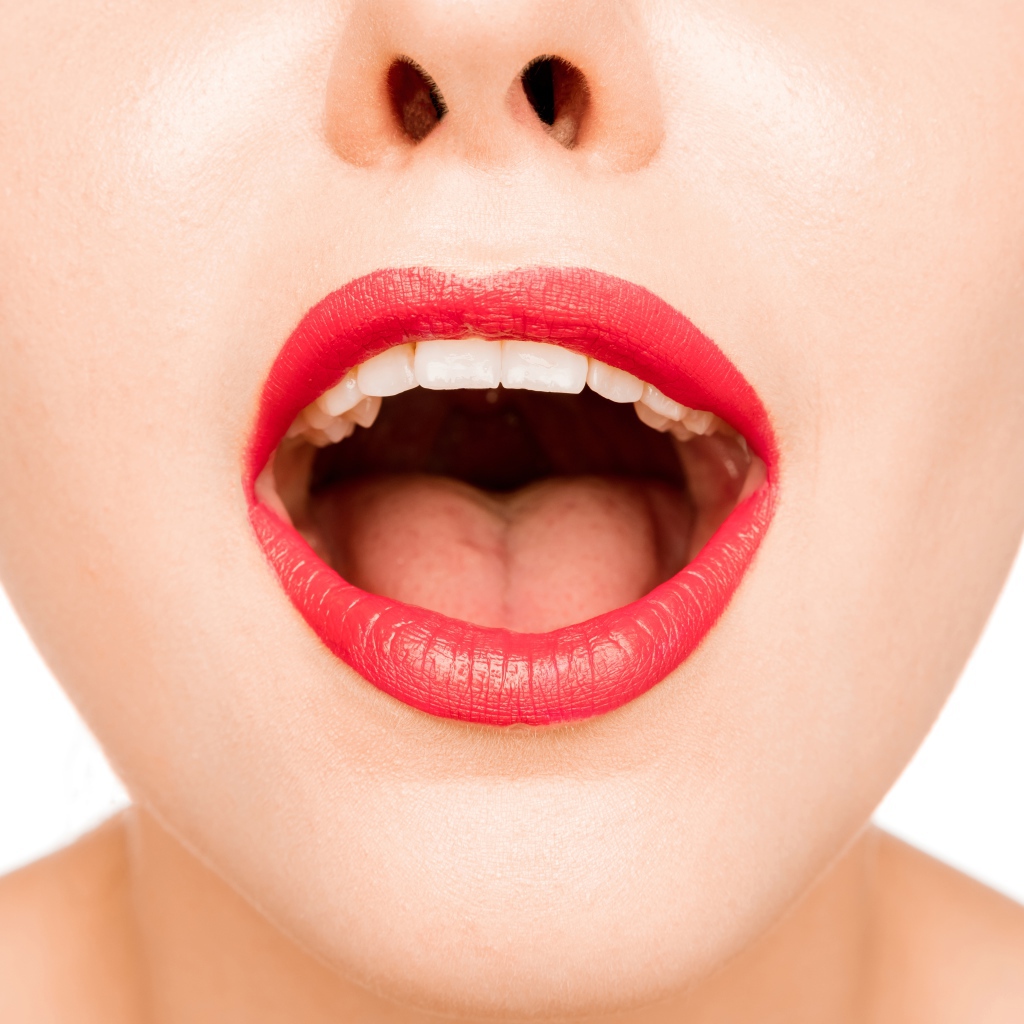 Девушка с красными губами открыла рот 