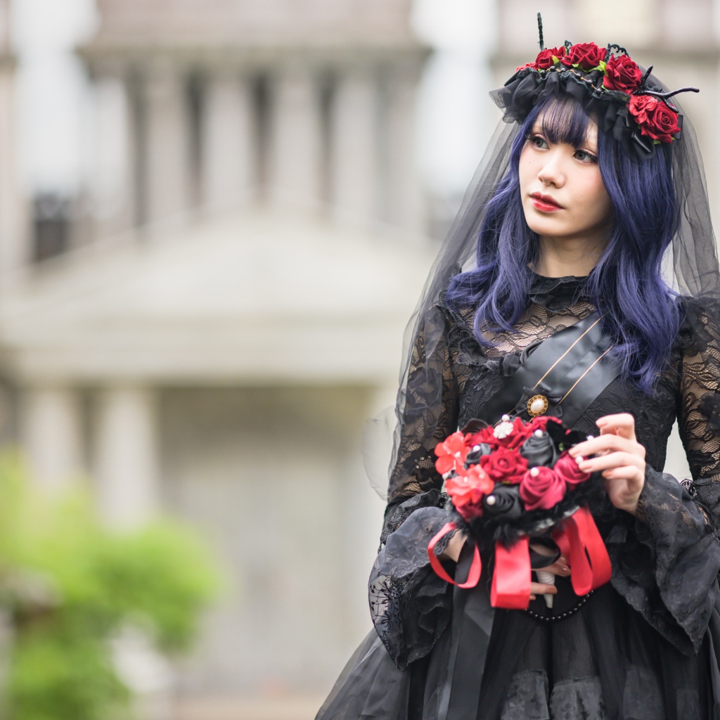 Девушка в черном платье на праздник Хэллоуин 