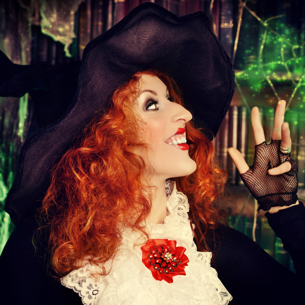 Рыжеволосая девушка в костюме ведьмы на Хэллоуин