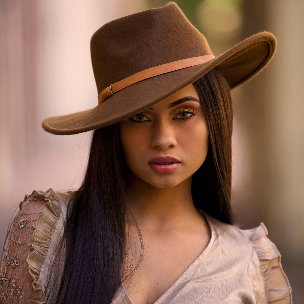 Длинноволосая шатенка в шляпе