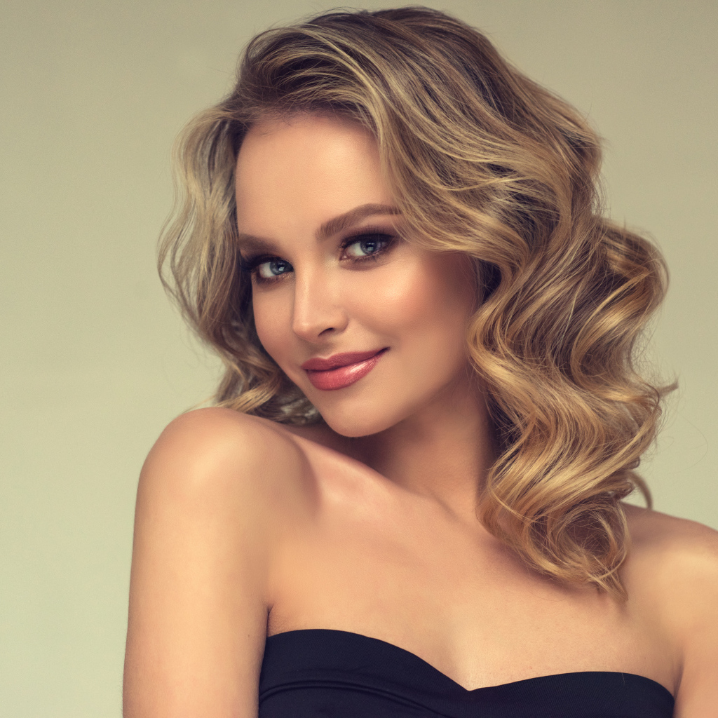 Милая улыбка длинноволосой голубоглазой блондинки