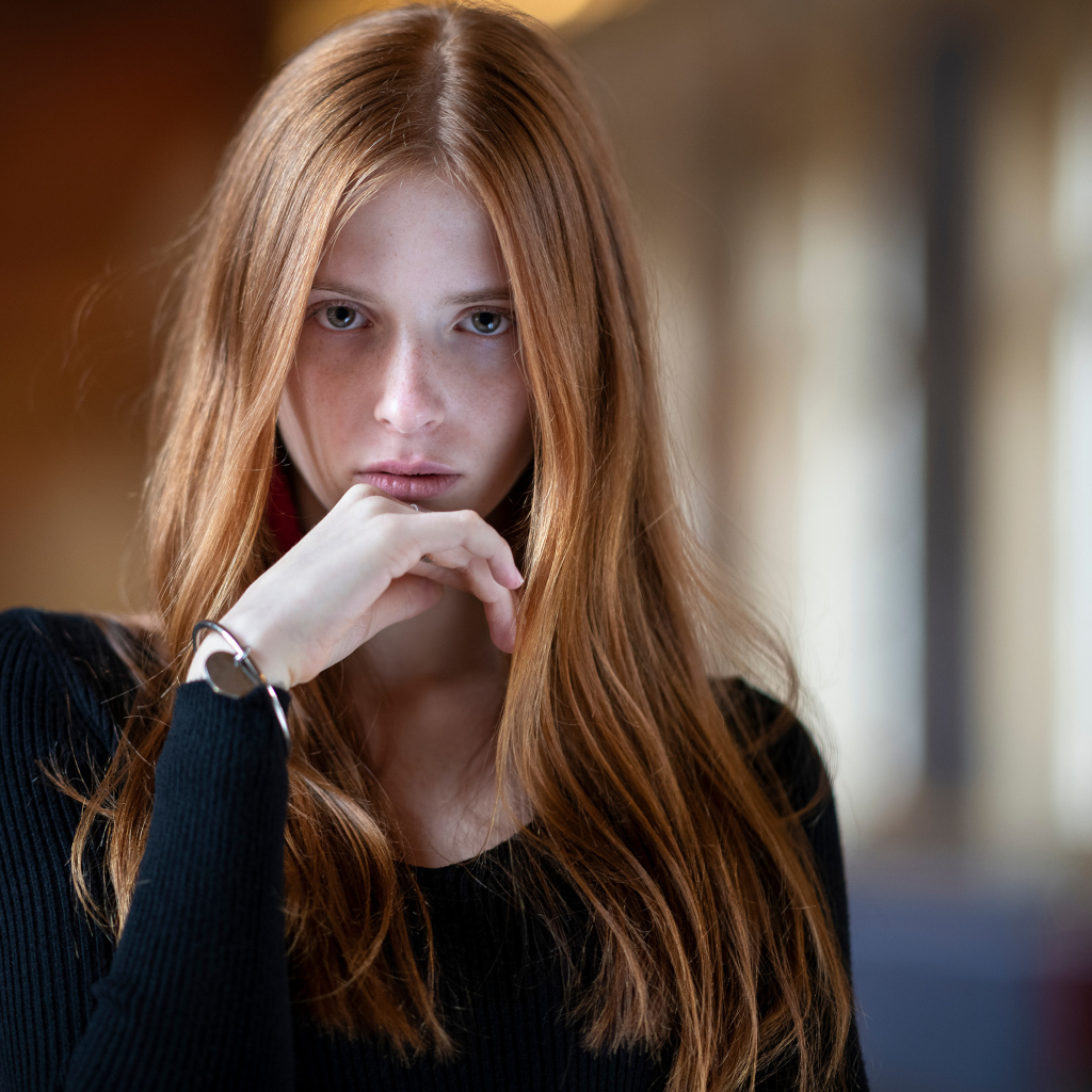 Милая девушка с длинными волосами без макияжа 