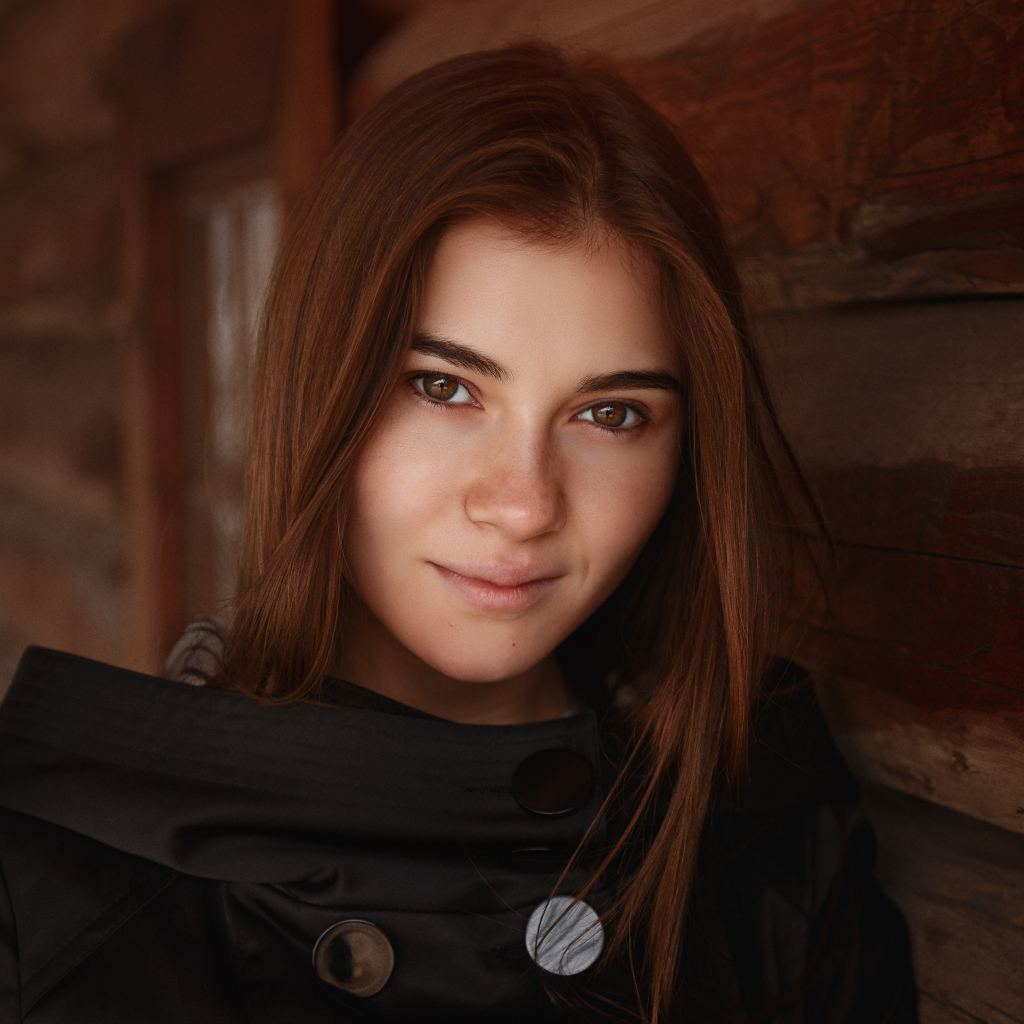 Настоящая девушка в черном плаще