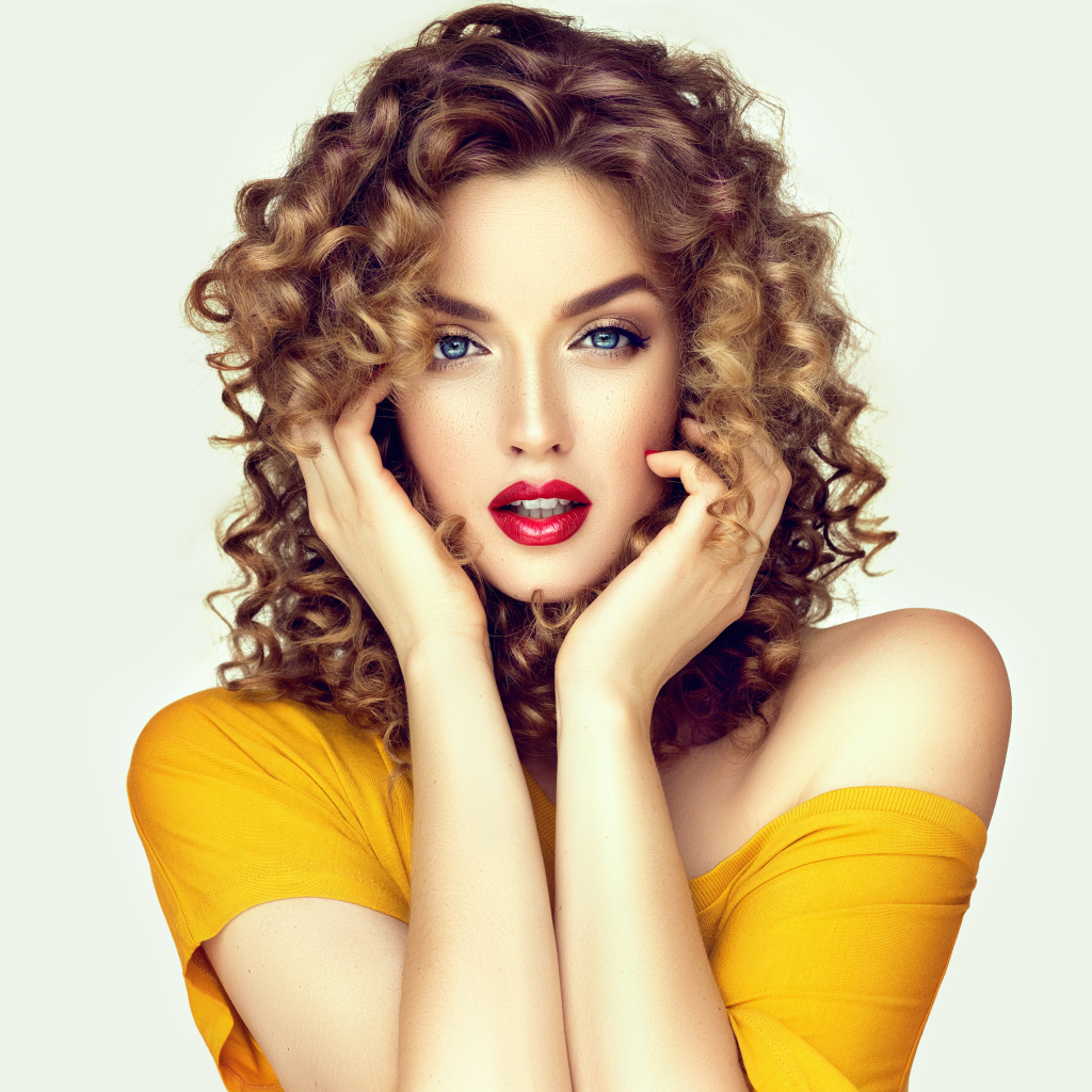 Настоящая девушка с голубыми глазами на белом фоне