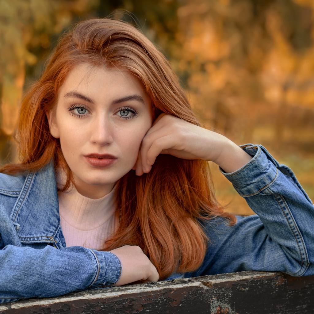 Рыжеволосая девушка в джинсовой куртке 