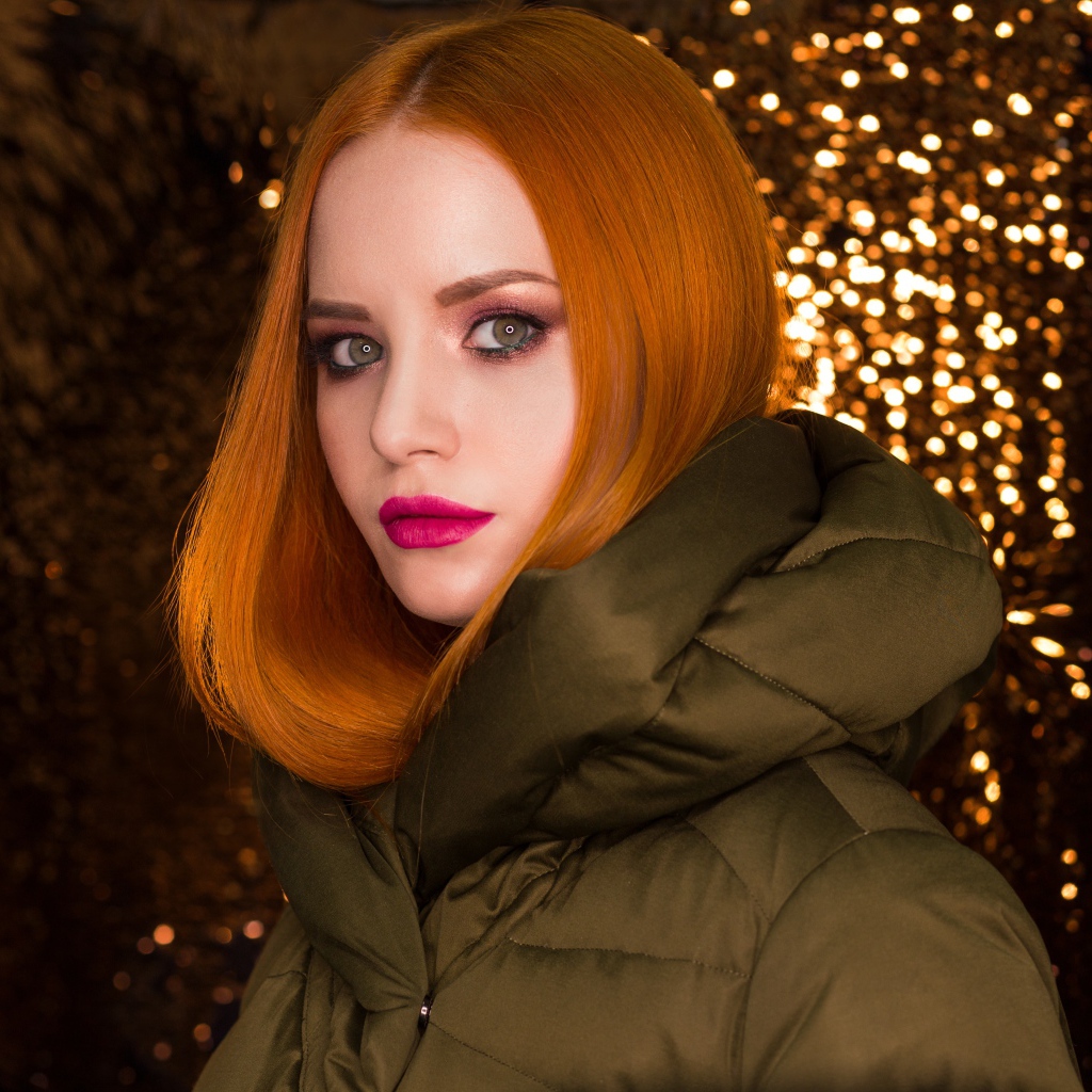 Рыжеволосая девушка на золотистом фоне 