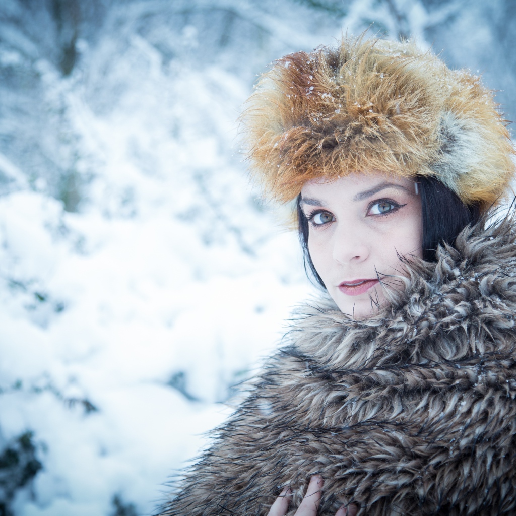 Русская женщина  в меховой накидке зимой
