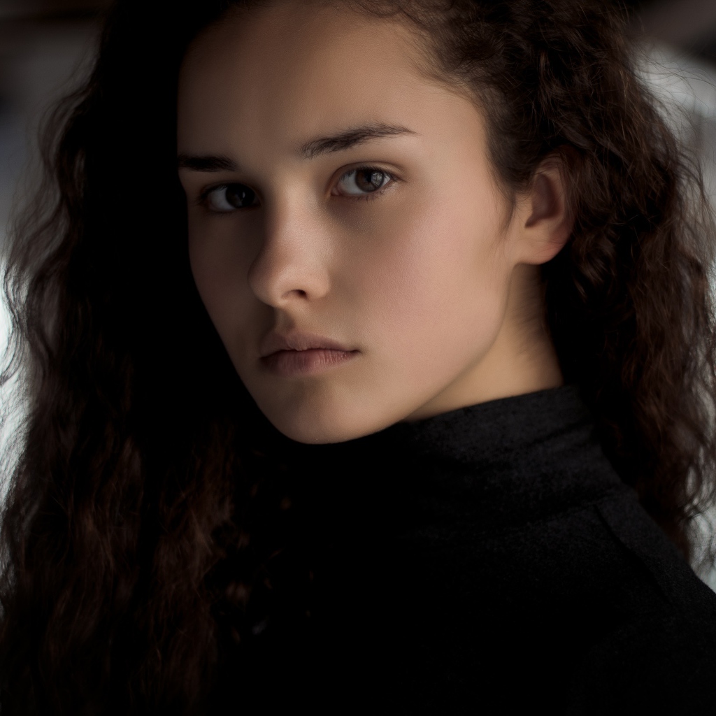 Грустная кареглазая девушка с длинными волосами