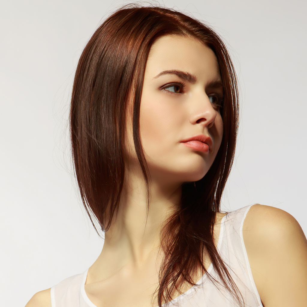 Грустный взгляд  молодой девушки 